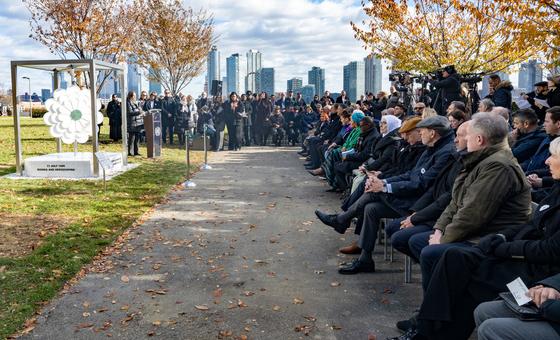 与会者出席了“斯雷布雷尼察之花”纪念碑的揭幕仪式，该纪念碑旨在纪念1995年斯雷布雷尼察种族灭绝事件的遇难者。